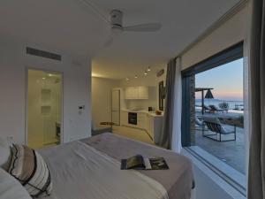 KrotiriOlithos Villas的一间卧室配有一张床,享有海景