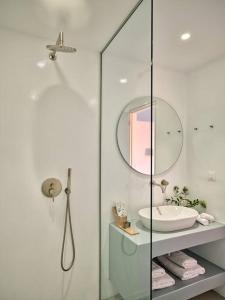 KrotiriOlithos Villas的白色的浴室设有水槽和镜子
