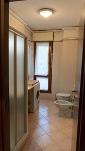 维罗纳Fra Cristoforo的一间带卫生间和洗衣机的浴室