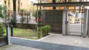 维罗纳Fra Cristoforo的车库入口,设有开放式门