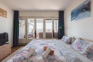 扎达尔Apartman Cruiser的一间卧室设有一张床,享有海景