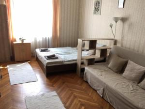 布达佩斯Cozy flat at Stadionok M station的一间带两张床和一张沙发的客厅