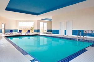 埃德蒙顿埃德蒙顿机场福朋喜来登酒店的大楼里一个蓝色的大泳池