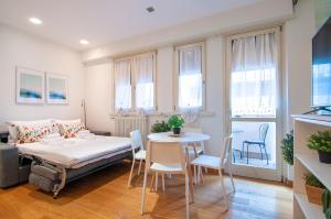 维罗纳维罗纳迪莫勒酒店的配有一张床和一张桌子及椅子的房间