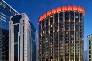 吉隆坡吉隆坡威斯汀酒店的一座高大的建筑,上面有红灯