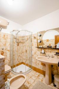 PaganicoLa Casa Sul Fiordo Lago del Turano的带淋浴、盥洗盆和卫生间的浴室