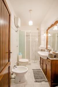 PaganicoLa Casa Sul Fiordo Lago del Turano的浴室配有卫生间、盥洗盆和淋浴。
