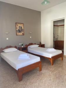 Agia TheodotiDream catcher 1的带浴室的客房内设有两张单人床。