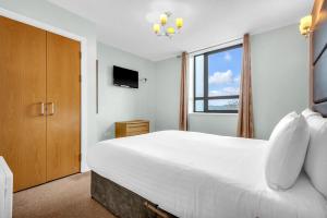 利兹Roomzzz Leeds Headingley的卧室设有一张白色大床和一扇窗户。