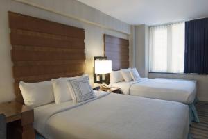 纽约纽约曼哈顿/第五大道万豪费尔菲尔德酒店的酒店客房设有两张床和窗户。