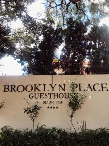 比勒陀利亚Brooklyn Place的树下小溪合作社的一个标志