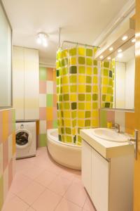 布达佩斯M36 Mester Apartment的带浴缸、水槽和淋浴的浴室