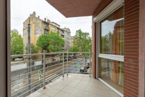 布达佩斯M36 Mester Apartment的享有街道景致的阳台