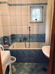 普罗马尼亚M5的带浴缸、卫生间和盥洗盆的浴室
