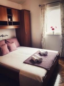 普罗马尼亚M5的一间卧室配有一张床,上面有两条毛巾
