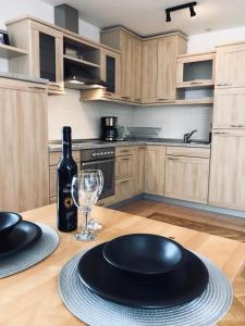 普罗马尼亚M5的厨房配有一张带黑盘和葡萄酒玻璃的桌子