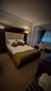 OveseluForest Retreat&Spa的一间位于酒店客房内的带大床的卧室