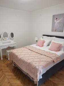 弗尔尼亚奇卡矿泉镇Kuća JEKA的卧室配有一张带粉红色枕头的大床