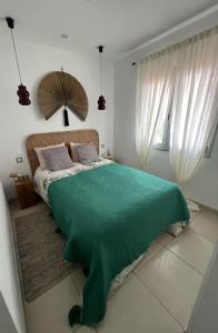 阿德耶Costa Adeje Villa Private pool Panoramic Views的一间卧室配有一张带绿毯的床