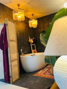 阿德耶Costa Adeje Villa Private pool Panoramic Views的一间位于客房内的带白色浴缸的浴室