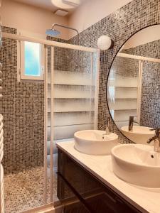 布里尼奥勒LES TERRASSES DE VALERIAN的浴室设有2个水槽和镜子