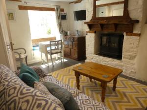 博德明Priory Cottage Bodmin的带沙发和壁炉的客厅