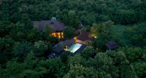 清迈Chandra Residence的森林中间房屋的空中景观