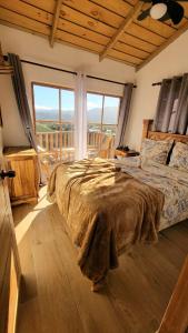 孔斯坦萨Villas Montelindo的一间卧室设有一张大床和大窗户