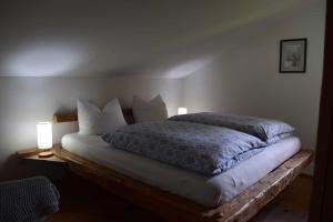 FalkenfelsBirken Chalet的一间卧室配有一张大床和两盏灯