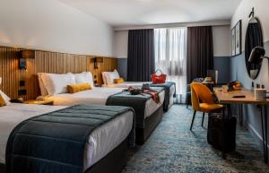 都柏林都柏林摩天酒店的酒店客房配有两张床和一张书桌