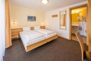 格雷兴阿克提弗汉尼加尔普Spa酒店的卧室配有一张白色大床