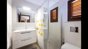 Room in Villa - Bonjour Stay - Villa Mi Cuna的一间浴室
