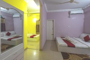 斯里曼加尔乌帕齐拉Grand Selim Resort & Tour – GSRT的黄色和白色的客房内的两张床