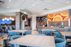 克利尔沃特克利尔沃特海滩万豪费尔菲尔德套房酒店的一间配备有桌子和蓝色椅子的用餐室