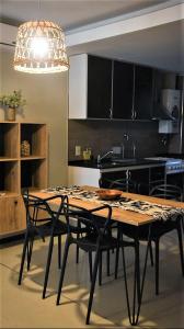 圣胡安Departamentos amoblados de Jardines de Libertador的厨房配有桌椅和高光灯