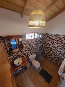孔斯坦萨Villas Montelindo的一间带水槽、卫生间和吊灯的浴室