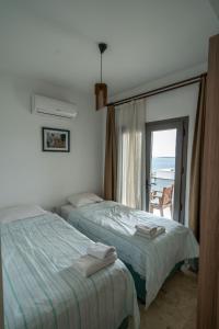 博德鲁姆Ilya Apart 1的海景卧室内的两张床