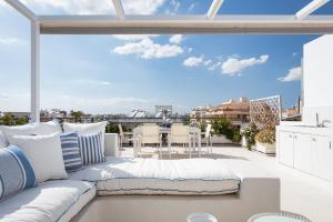 雅典Glyfada Luxury Living的市景阳台的沙发