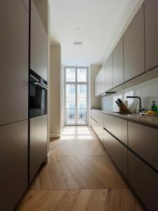 德累斯顿Luxury Home / 3-Raum-Suite an der Frauenkirche / 4的铺有木地板的厨房和大窗户