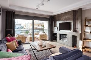 雅典Glyfada Luxury Living的带沙发和壁炉的客厅