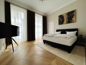 德累斯顿Luxury Home / 3-Raum-Suite an der Frauenkirche / 4的一间卧室配有一张床和一台平面电视