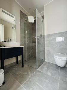 德累斯顿Luxury Home / 3-Raum-Suite an der Frauenkirche / 4的带淋浴、盥洗盆和卫生间的浴室