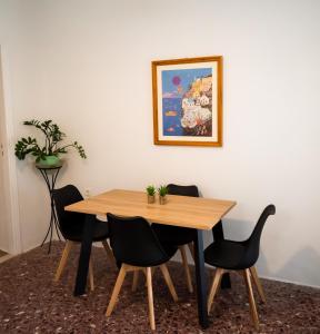 皮尔戈斯晨星传统度假屋的餐桌、椅子和墙上的照片