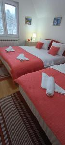 伊利扎Villa Bella的卧室内两张并排的床