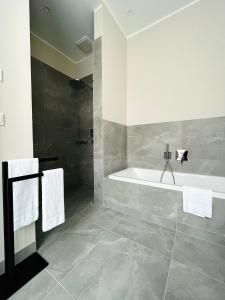 德累斯顿Luxury Home / 3-Raum-Suite an der Frauenkirche / 4的带浴缸和盥洗盆的浴室