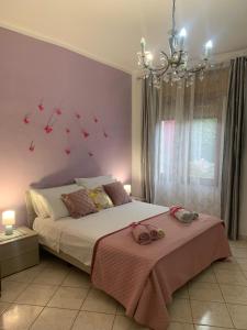 维拉普特祖Butterfly House的一间卧室配有一张床和一个吊灯