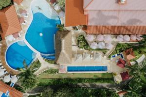 曼努埃尔安东尼奥Parador Nature Resort and Spa的享有度假村游泳池的顶部景致