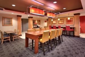 优马TownePlace Suites by Marriott Yuma的一间带桌椅的用餐室