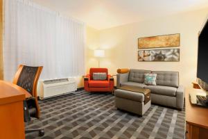 优马TownePlace Suites by Marriott Yuma的客厅配有沙发和椅子