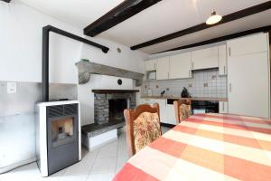PalagnedraCentovalli & Nature的厨房配有壁炉和桌椅。